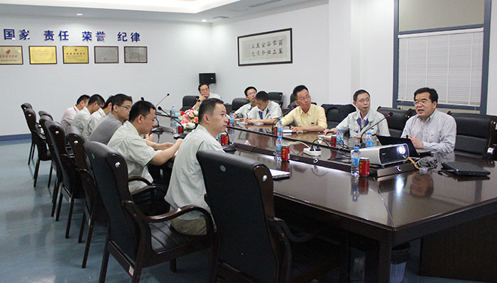 20130513-同濟大學(xué)翟繼衛(wèi)教授蒞臨火炬電子參觀指導(dǎo)工作.jpg